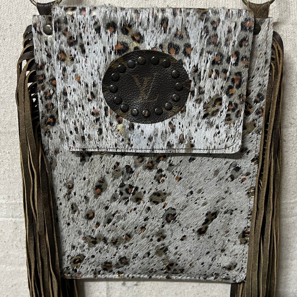 Keep It Gypsy Cowhide Fringe Crossbody Bag and wallet - Picture 2 of 11